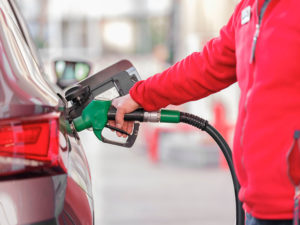 Damit zeichnet sich ein Konflikt ab, der über die aktuelle Benzinpreisdebatte hinausgeht: Wer soll die Kosten eines Energiepreisschocks tragen – Verbraucher, Staaten oder Energieunternehmen?