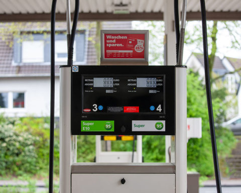 Damit zeichnet sich ein Konflikt ab, der über die aktuelle Benzinpreisdebatte hinausgeht: Wer soll die Kosten eines Energiepreisschocks tragen – Verbraucher, Staaten oder Energieunternehmen?