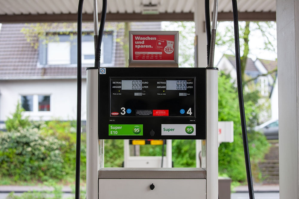 Damit zeichnet sich ein Konflikt ab, der über die aktuelle Benzinpreisdebatte hinausgeht: Wer soll die Kosten eines Energiepreisschocks tragen – Verbraucher, Staaten oder Energieunternehmen?