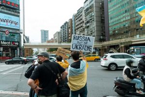 EU verlängert Russland-Sanktionen – Trump und Selenskyj suchen nach einem Weg zur Deeskalation